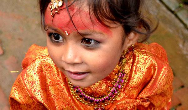Petite fille pendant le festival Teej au Népal