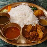 dal bhat servi avec curry chutney