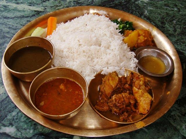 dal bhat servi avec curry chutney